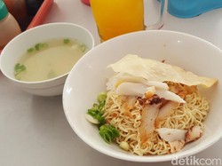 Bakmi Ayau : Selain Bakmi Kepiting di Sini Juga Ada Bakmi Daging yang Gurih Sedap