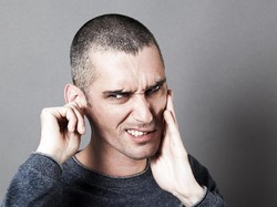 Mengorek Telinga saat Puasa, Apakah Bisa Membatalkan?