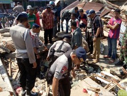 Tim SAR Evakuasi 9 Korban Selamat dari Reruntuhan Bangunan di Pidie Jaya