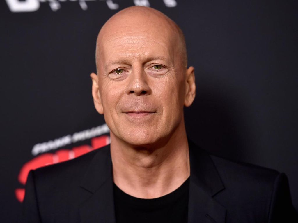 Memorabilia Bruce Willis yang Umumkan Pensiun karena Sakit Parah Memorabilia Bruce Willis yang Umumkan Pensiun karena Sakit Parah