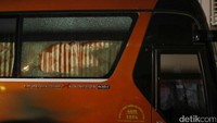 Dalam gambar terlihat kaca bus pecah pada bagian depan sebelah kiri.