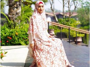 Foto: Gaya Hijab Syari dan Bersahaja Cindy Fatikasari