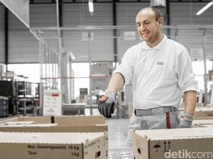 Pekerja Audi Pakai Sarung Tangan Canggih Ini untuk Ngecek Suku Cadang