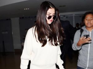 Hot Trend: Selena Gomez Sampai Kendall Jenner Pakai Boots Rp 7,3 Juta Ini