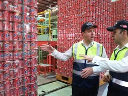 Pabrik Coca-Cola Terbesar di Indonesia Kedatangan Menteri Perdagangan Australia