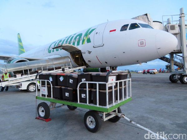Momen Petugas Keluarkan Penumpang Citilink yang Ketahuan Merokok