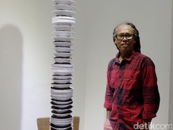 Unik! Tumpukan Piring Isi Bibit Padi Karya Eddi Prabandono