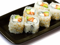 Nasi Merah Tak Cocok untuk Sushi Roll, Ini Alasannya