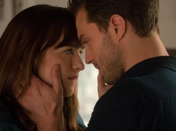 Adegan Bercinta di Lift ala Trailer Baru Fifty Shades Darker