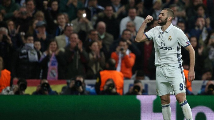 Football Soccer - Real Madrid v Borussia Dortmund - UEFA Champions League - Santiago Bernabeu stadium, Madrid, Spain - 7/12/16 Real Madrids Karim Benzema celebrates his second goal during the match. REUTERS/Juan Medina