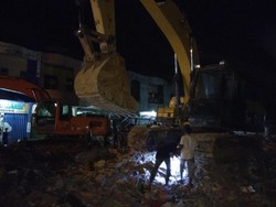 Pemilik Toko Cari Barang di Balik Reruntuhan Toko di Pidie Jaya