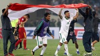 Stefano Lilipaly mengibarkan bendera merah putih di tengah lapangan.