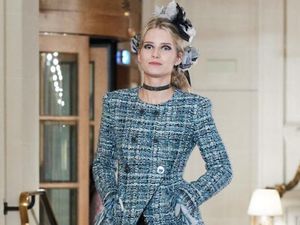 Adik Kate Moss Tampil Perdana Jadi Model Fashion Show Chanel