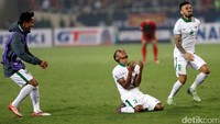 Abduh Lestaluhu (tengah) meluapkan kegembiraannya usai mengalahkan Vietnam.