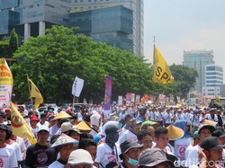 Petani Demo Tolak Impor Kentang, Jalan di Depan Kemendag Sempat Tersendat