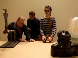 Silakan Sentuh! Pameran bagi Tunanetra Digelar di Praha