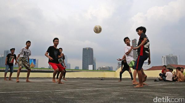 Dari Rooftop Mereka Bermain Bola