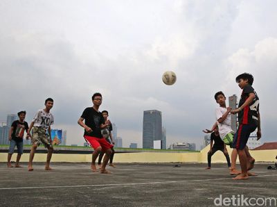 Dari Rooftop Mereka Bermain Bola