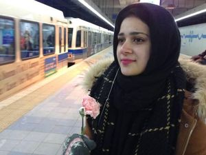 Sweet, Wanita Berhijab Diberi Bunga Saat Menunggu Kereta di Stasiun Kanada