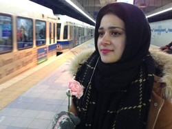 Sweet, Wanita Berhijab Diberi Bunga Saat Menunggu Kereta di Stasiun Kanada