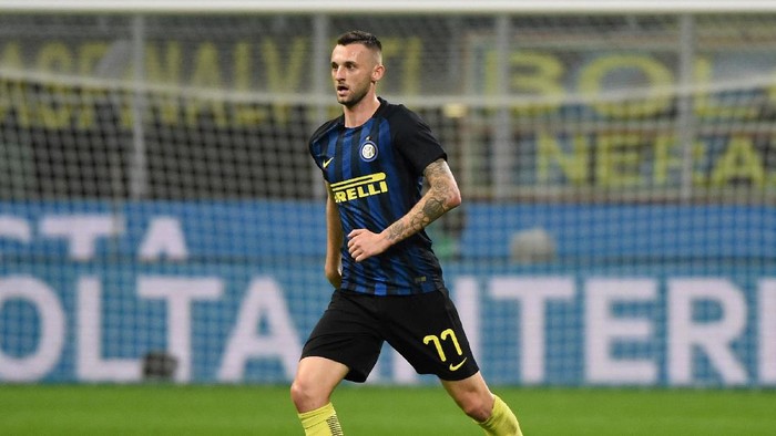 MILAN, ITALY - NOVEMBER 06:  Marcelo Brozovic  of FC Internazionale in action during the Serie A match between FC Internazionale and FC Crotone at Stadio Giuseppe Meazza on November 6, 2016 in Milan, Italy.  (Photo by Pier Marco Tacca/Getty Images)
