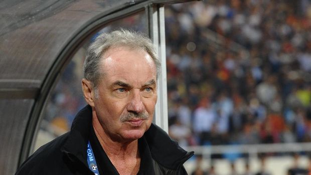 Indonesia's Austrian head coach Alfred Riedl looks on during the semi-final second leg football match between Vietnam and Indonesia at Hanoi's My Dinh stadium on December 7, 2016. The match ended in a 2-2 draw. / AFP PHOTO / HOANG DINH NAM