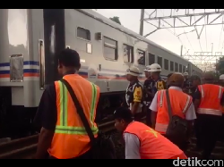 Petugas Tunggu Lokomotif untuk Tarik KA Fajar Utama yang Anjlok di Matraman