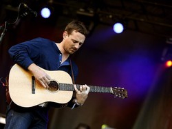 Musisi Sturgill Simpson Umumkan Positif Corona