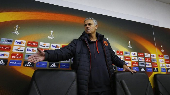 Mourinho Keluhkan Kondisi Lapangan yang Membeku