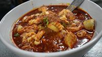 Berani Coba Makan Seblak Jeletet Berkuah Merah yang Super Pedas Ini?