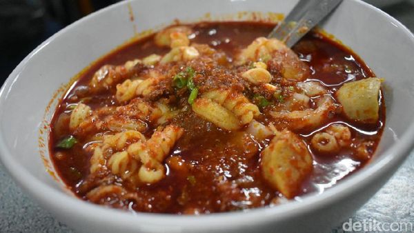 Berani Coba Makan Seblak Jeletet Berkuah Merah yang Super Pedas Ini?