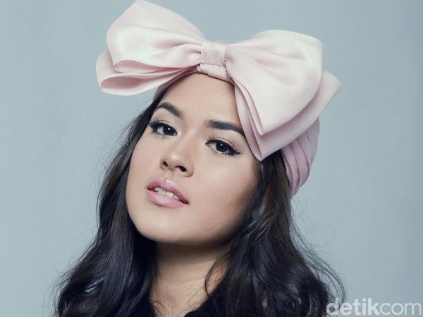 Tampil Cantik ala Raisa dengan Big Bow Turban