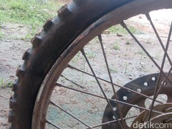 Jalanan Keriting, Pelek Motor pun Ikut Keriting