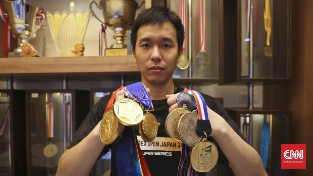 Pebulutangkis Ganda Putra Hendra Setiawan, menunjukan sejumlah medali emas yang pernah diraihnya. Jakarta. CNN Indonesia/Adhi Wicaksono.
