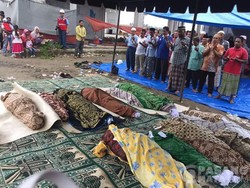 Warga dan Relawan Salati 10 Jenazah yang Disemayamkan di Ulee Glee