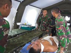 Melihat Sigapnya Prajurit TNI Tangani Korban Gempa Aceh di RS Darurat
