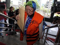 Usai Diperiksa KPK 5 Jam, Atty Diam dan Tutupi Wajah dengan Map