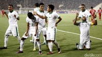 Para pemain timnas Indonesia merayakan kemenangan.
