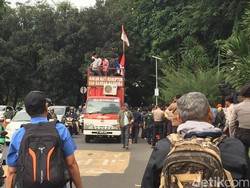 Mahasiswa Demo di Depan Polda Metro, Lalin Arah Blok M Tersendat