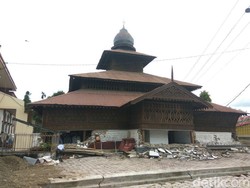 Sempat Ada Gempa Susulan Saat Warga Salat Jumat di Masjid Berusia 300 Tahun
