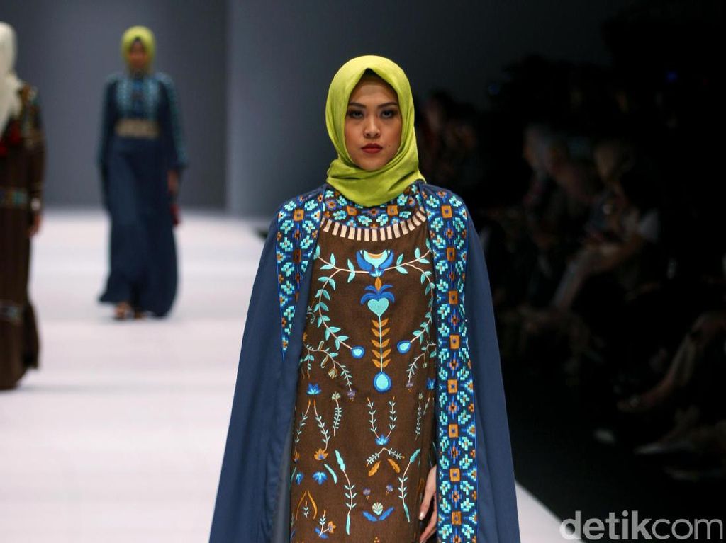 Foto: Koleksi Vivi Zubedi di Jakarta Fashion Week 2017