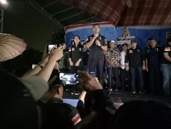 Hujan-hujanan dan Ditemani Annisa, Agus Sapa Warga Cipete Selatan