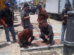 Warga Protes Pelebaran Trotoar di Jalan Sudirman Bandung