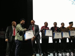 Bupati Trenggalek Raih Penghargaan Regional Marketeers Award 2016