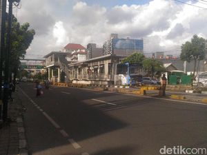 Penyeberang Jalan di Mampang: Bertaruh Nyawa karena Enggan Naik Jembatan