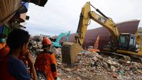 Evakuasi Korban Gempa di Pasar Meureudu Aceh
