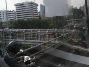 Diajak Turun, Pria Pemanjat Baliho Malah Ancam Polisi dengan Cairan Misterius