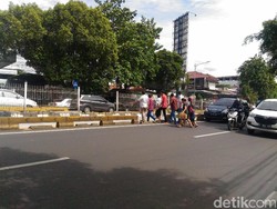 Melihat Pagar Pembatas Busway yang Dijebol untuk Menyeberang Jalan