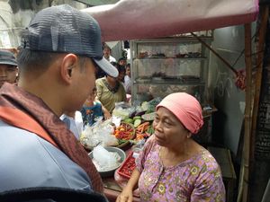 Sambil Terisak, Pedagang di Kembangan Minta Dibantu Agus Yudhoyono