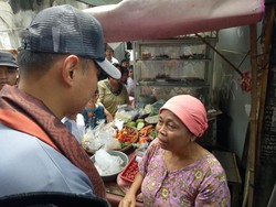 Sambil Terisak, Pedagang di Kembangan Minta Dibantu Agus Yudhoyono